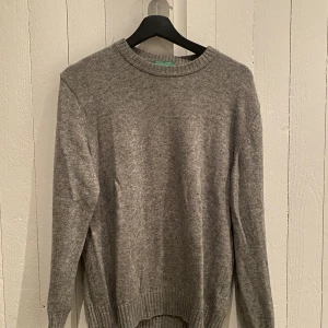 Grå stickad tröja  - Grå stickad tröja i small. Använd en gång så skicket är 9/10