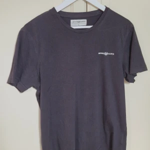 Svart t-shirt från Henri Lloyd XL (M/L!) - Snygg svart t-shirt från Henri Lloyd i storlek XL men har krympt en del så är snarare en M/L. Klassisk rund hals och korta ärmar, med diskret logga tryckt på bröstet. Tillverkad i mjuk bomull som känns skön mot huden. Perfekt för en chill och stilren look.