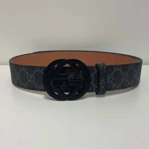 Gucci Bälte - Hejsan, säljer ett helt nytt bälte aldrig tidigare använd. Storlek 110cm. Postar alltid inom 24h efter köpet. Skriv gärna om du har fler frågor.