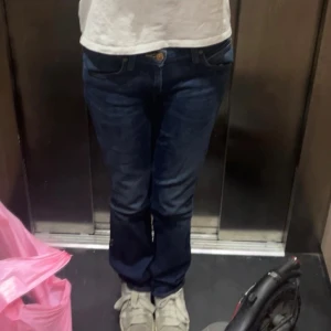 Lee jeans - Säljer dessa fina lee jeans i storlek w26, skulle säga xs. Jättebra skick, inga defekter. Nypris tror ja är runt 1000.
