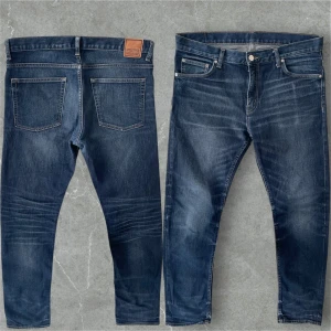 Weekday vintage jeans - Snygga jeans från Weekday! Snygga fades och bra passform! Storleken motsvarar 33/32. 46cm midjemått.  Modellen är 183cm. Skriv vid funderingar 💬