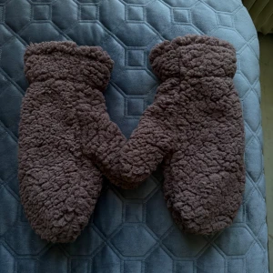 Vantar - Bruna luddiga vantar från lager 157