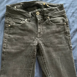 Svarta G-Star jeans - svarta jeans från G-Star. Bootcut och lågmidjade. Strl w-27 L-30