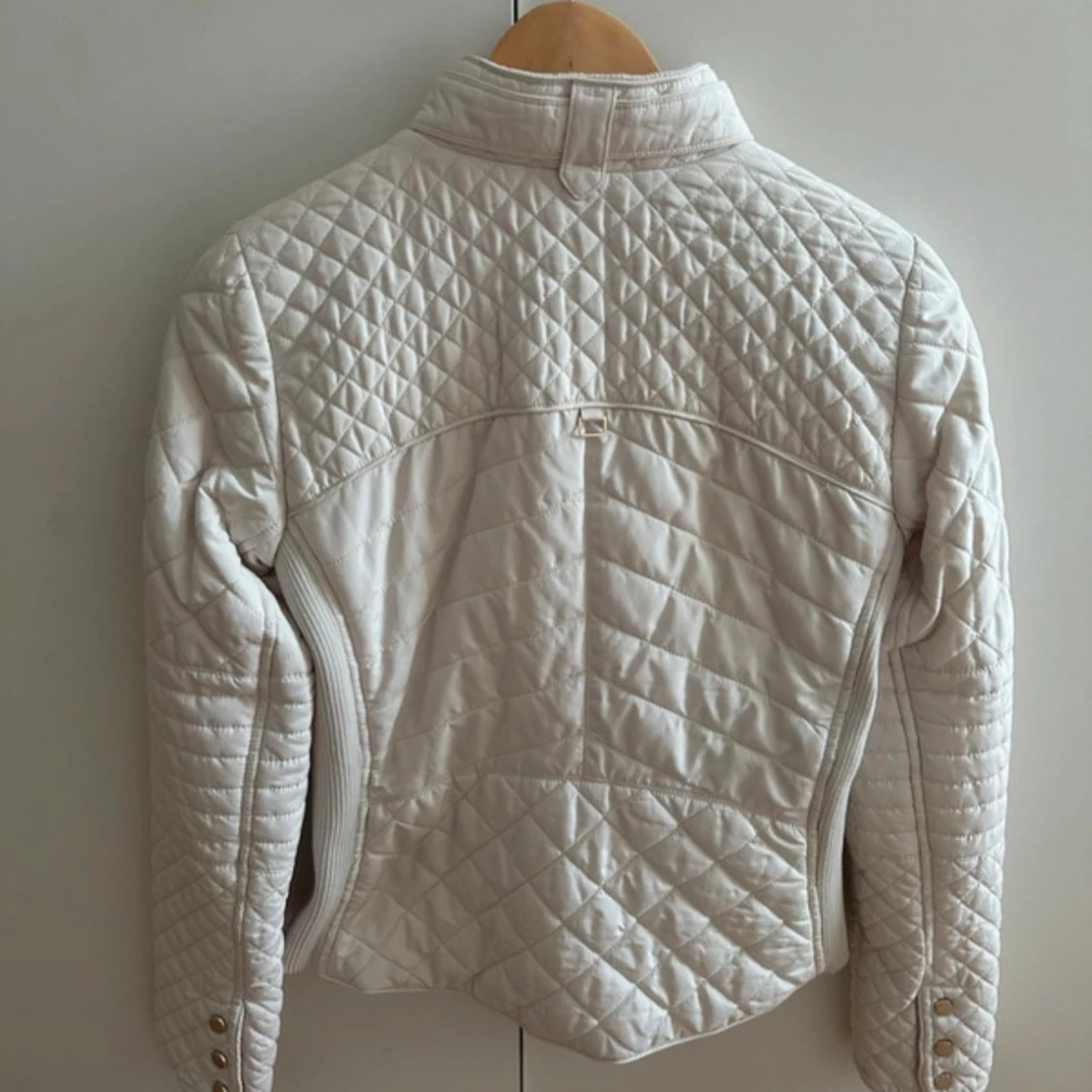 Creamvit quiltad jacka från Zara - 4