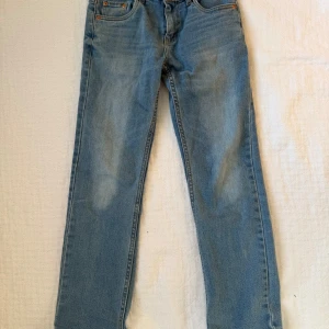 Levi's 551Z ljusblå jeans straight fit - Ljusblå Levi's 551Z jeans med klassisk femficksdesign och raka ben. Ungdomsstorlek