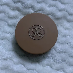 Anastasia Bronzer  - Säljer min helt nya Anastasia Beverly Hills bronzer. Endast andvänd ett par   gånger. Färgen är i golden tan.💗