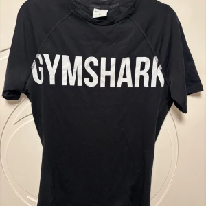 Gymshark T-shirt  - Gymshark T-shirt | Skick: 10/10 | Tillbehör: T-shirten & en till T-shirt lite sämre skick. | Nypris: +- 200 SEK | Strolek: M | Pris kan diskuteras, vid fler bilder eller frågor hör av er. 🍂🍁