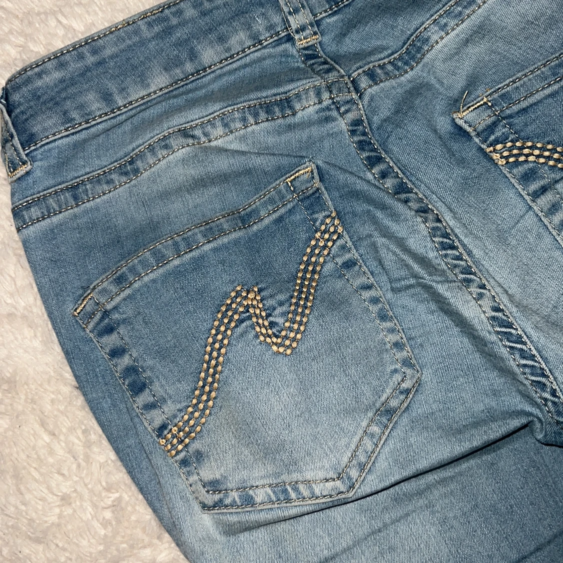 Ljusblå jeans med slitna knän från Nelly - 2