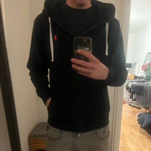 Polo Ralph Lauren Zip Up - Tja säljer nu denna feta zip up från Ralph Lauren. Tröjan är i storlek L men passar M. Inga defekter på tröjan. Vid frågor är det bara att skicka ett pm!