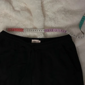 Svarta linnebyxor från Nelly med snörning - Svarta linnebyxor från Nelly i storlek XXS. Byxorna har elastisk midja med snörning och raka ben. Materialet är linne vilket gör dem luftiga och sköna. Perfekta för dig som gillar enkel och stilren look.