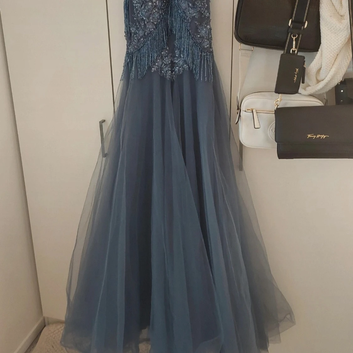 Blå långklänning med pärlor och fransar - 2