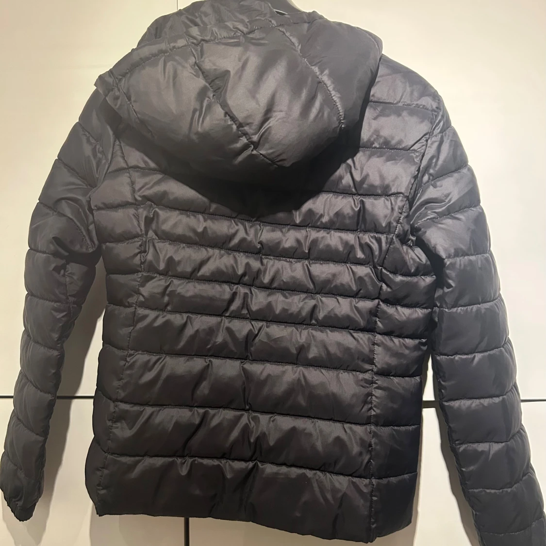 Ny svart pufferjacka från ONLY med huva - 1