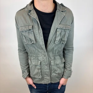 Field Jacka  - Hej, säljer nu denna väldigt snygga och eftertraktade Field jackan som är perfekt nu till hösten/ vintern! Storlek S  Fraktas spårbart vis Instabox, PostNord eller bring!  Vid minsta lilla fundering så är det bara att höra av sig!  