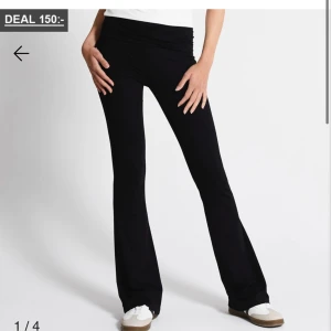 Svarta yoga pants - Svarta bootcut byxor med tight passform upptill och utsvängda ben. Byxorna har låg midja och är gjorda i ett stretchigt material som sitter skönt. Perfekta för en trendig och avslappnad look. Storlek xs från lager 157