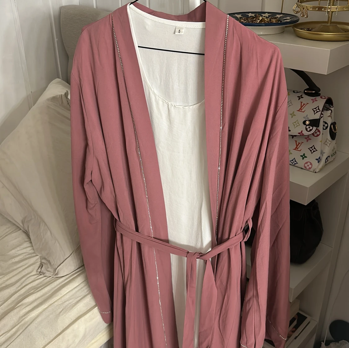 Lång rosa abaja med bälte