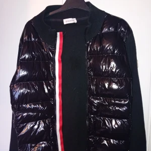 Moncl3r - En snygg och stilren moncl3r jacka som är perfekt för våren och tidig vinter. Xxs men passar s. Lappen inuti sitter löst 