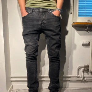 Nudie Jeans Grim Tim - Ett par snygga nudie jeans som är mörkgrå, väldigt sköna och bekväma speciellt nu när det går mot vintertid. Dem är i 10/10 skick använda några gånger.    Storlek 29/32.      Tveka inte att buda eller höra av er