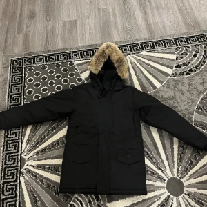 Women’s Canada Goose Black - Size: S. Condition: Very good. Selling this women’s canada goose for a good price. Accepting offers😁Fast shipping