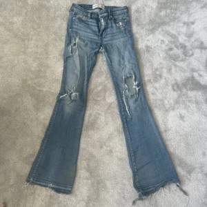 Blå bootcut jeans med slitningar - Säljer dessa jättefina jeans då de är lite små på mig❤️