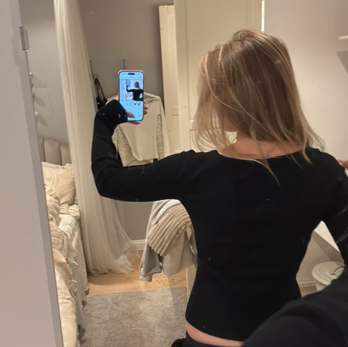 Svart ribbad långärmad tröja - 2