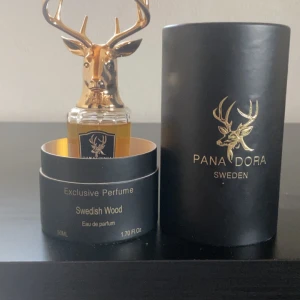 Pana Dora Swedish Wood 50ml - Exklusiv parfym med unik design från Pana Dora. Swedish Wood, Eau de Parfum, 50ml. Tillverkad i Frankrike. Kan gå ner i pris vid snabbäffär.