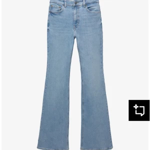 Ljusblå bootcut jeans med hög midja - Jeans från Pull and bear endast använt en gång🤍
