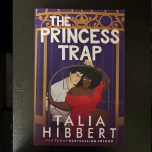 The Princess Trap - En färgstark och modern bok med romantiska vibbar, perfekt för dig som gillar kärlekshistorier med attityd. Omslaget utstrålar självsäkerhet och passion, och boken är skriven av en hyllad författare. Passar unga vuxna som vill ha något både roligt och romantiskt.