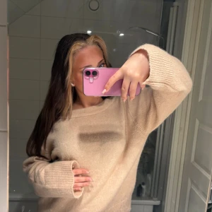 Beige stickad tröja med rund hals - En rosa stickad tröja från Gina Young i strl 170  aldrig använd då jag bara köpte o sen inte tyckte den va fin på mig! Köpt för nån månad sedan. Färgen syns inte så bra på bilderna men de e gammelrosa💗