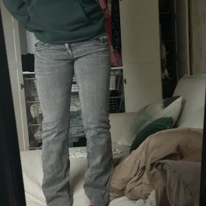 Gina tricot gråa jeans  - Snygga Lågmidjade bootcut jeans från Gina tricot, nästan aldrig använda så Inga spruckna sömmar osv. Sitter perfekt på mig som är 159/160 cm. Bara att skriva  om funderingar💗