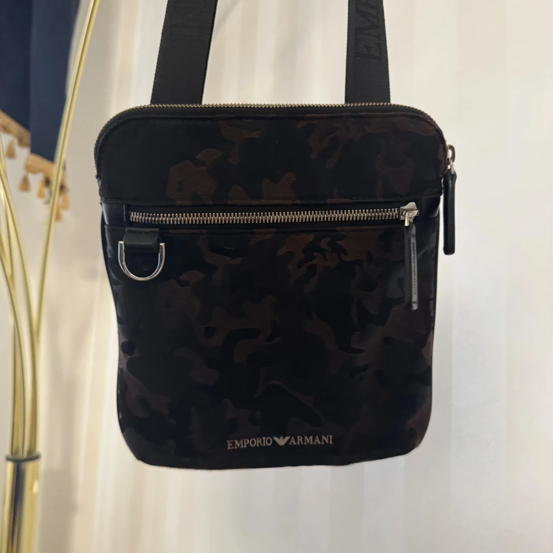 axelväska från Emporio Armani