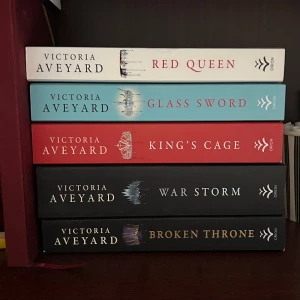 Red Queen serie - Hela serien är helt ny! Skriv för fler bilder🤗 pris kan också diskuteras 😇