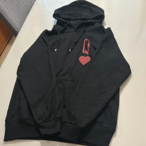 Hoodie - Väldigt snygg och enkel, storlek S. Passar mig som är 172 och väger 70 kilo, slim fit. skick 9/10, endast 249.