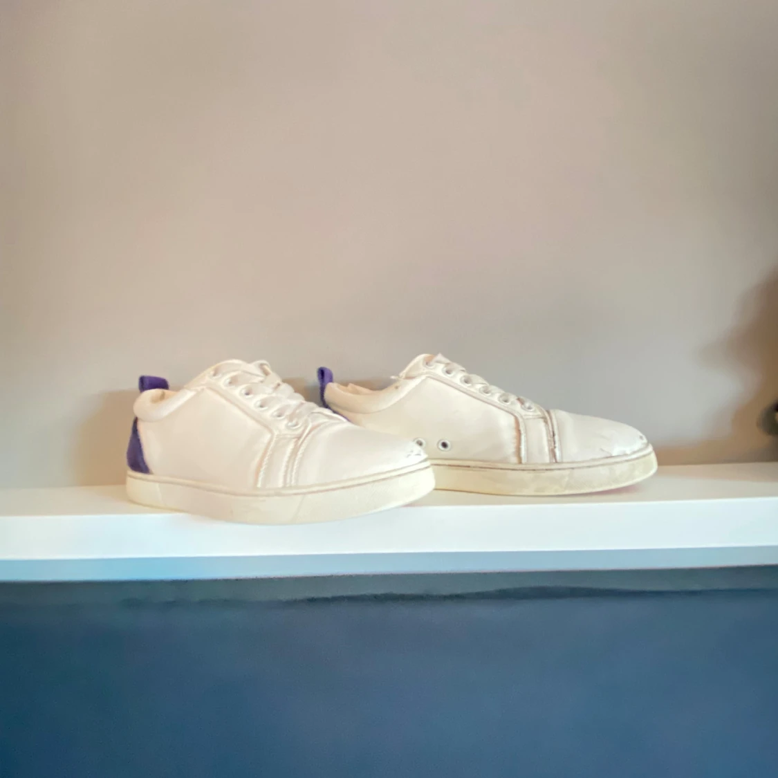 Vita Louboutin sneakers med lila detalj