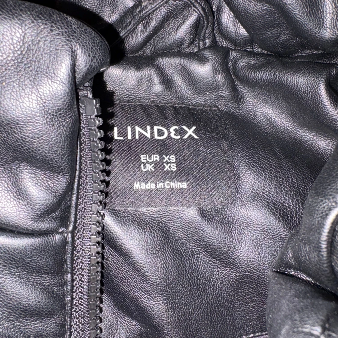 Svart pufferjacka i skinn från Lindex - 1