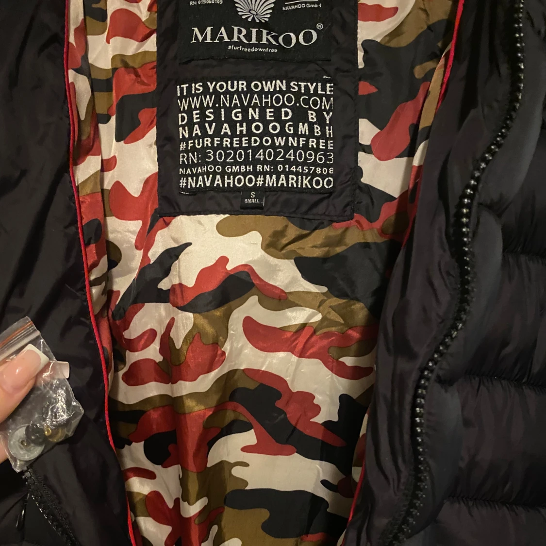 Svart lång pufferjacka från Marikoo - 2