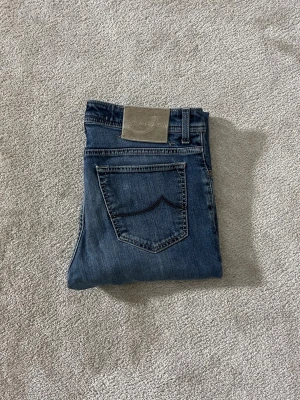 Jacob Cohen jeans  - Säljer dessa otroligt feta Jacob Cohen jeans i 9,5/10 skick, slimfit.  Storlek: W33 fits storlek 32 och 33 Pris är diskuterbart ✅ Bara att höra av dig vid frågor! 5/5 reviews här på Plick ⭐ Fraktar samma dag 📦