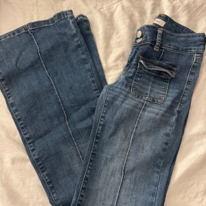 Nelly jeans  - Mörkblåa jeans från Nelly, storlek 34