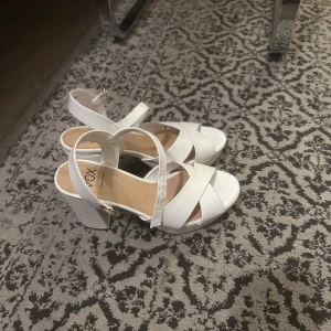 Vita blockklackar - Superfina vita klackar som bara är använda ett par gånger. De är väldigt bekväma att gå i tack vare den stabila blockklacken och de mjuka remmarna. Bra kvalitet och känns stabila på foten. Passar perfekt till fest, student, bröllop eller sommaroutfits! 