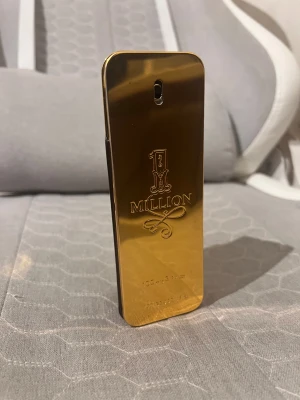1 Million Eau de Toilette 100ml - Snygg och ikonisk parfymflaska i guld, 100 ml flaska med ungefär 60ml kvar i flaskan