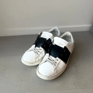 Valentino open - Valentino opens salu | storlek 42 | fint skick bara att de är ett litet hål i sulan som man inte tänker på | självklart äkta | box och nya skosnören ingår | priset är inte helt hugget i sten🪨| svarar på alla frågor!🙌