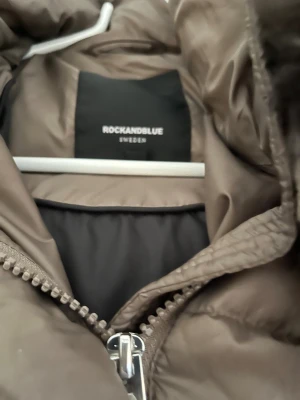 Rock and blu dunjacka  - Mycket fin Rock and blu dunjacka. Halvlång med avtagbar huva. Endast använd 1 gång. 