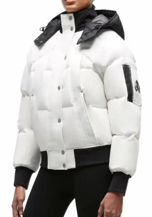 Moose Knuckles Jacka - Moose Knuckles Troy Bomber i Milky Way white / Ivory Stl S. (Passar en liten M också) Helt ny, taggar kvar! Nypris va ca 12000kr. Riktigt varm och skön.  Köptes förra vintern men blev aldrig av att jag använde den då jag fick en annan i present som jag gillade mer. Och då var det försent att lämna tillbaka. Så hängt i garderoben sen dess😊  Kan mötas upp i typ hela Stockholm, Nynäshamn, Södertälje el Uppsala.