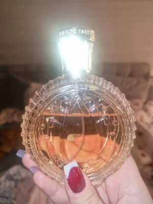 Spartanian Lady Eau de Parfum - Upptäck Spartanian Lady från Laurent Parfum – en unik flaska med modern vibe. Perfekt för dig som vill sticka ut och addera lite lyx till din samling. Flaskan har en cool design och passar dig som gillar att testa nya dofter. Jag säljer den för jag tycker den doftar lite tant 