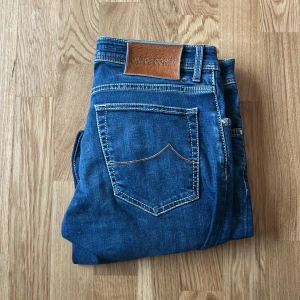 Jacob Cohen jeans  - Tja, säljer min Jacob Cohen jeans. Dom är i storlek 34 och är i super fint skick dom har inga defekter. Modellen heter nick och dom sitter slim fit. Skriv vid minsta fundering.
