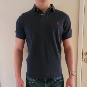 pikétröja Polo Ralph Lauren Mörkblå - Mörkblå Polo Ralph Lauren pikétröja - Använd / bra skick - Pris: 199 kr - Först till kvarn!