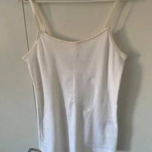 Basic vitt linne - Säljer detta basic vita linne med creame färgade glansiga axelband. Säljer för att det inte passar.                                                          Skicka för flera bilder eller frågor💕