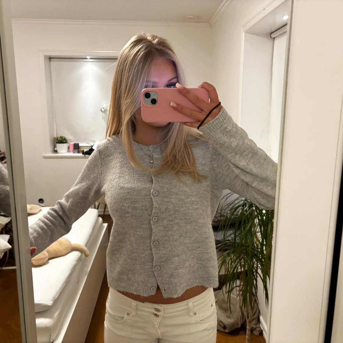 Ljusgrå stickad kofta med knappar - 2