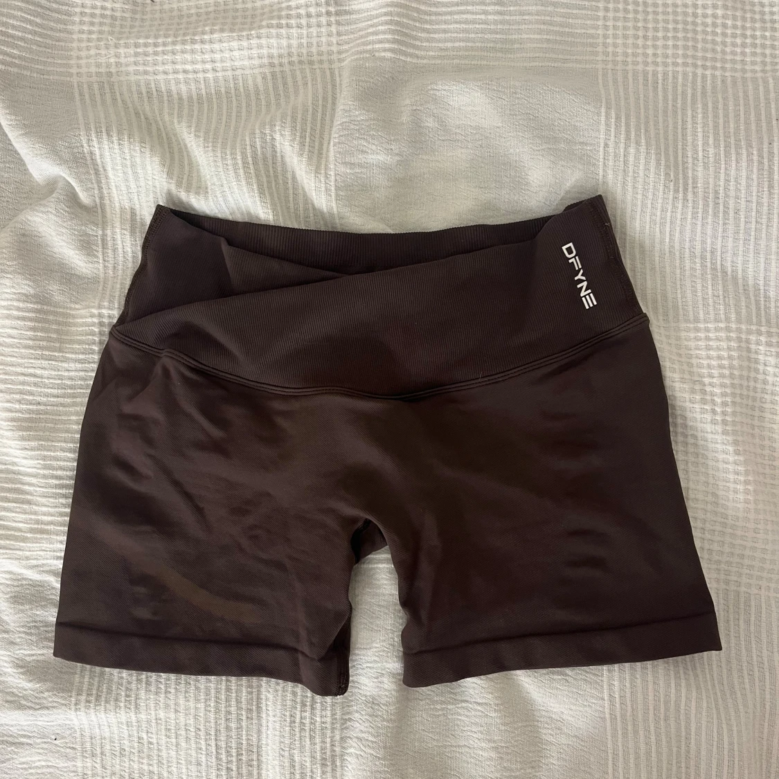 Bruna träningstights-shorts från DFYNE