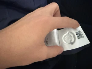 Moncler cardigan  - Säljer en mörkblå pufferjacka från Moncler med stickade ärmar och kropp i quiltad nylon. Jackan har huva, tvåvägsdragkedja och två fickor med dragkedja. Klassisk Moncler-logga på ärmen och snygga detaljer. Perfekt för kyliga dagar.