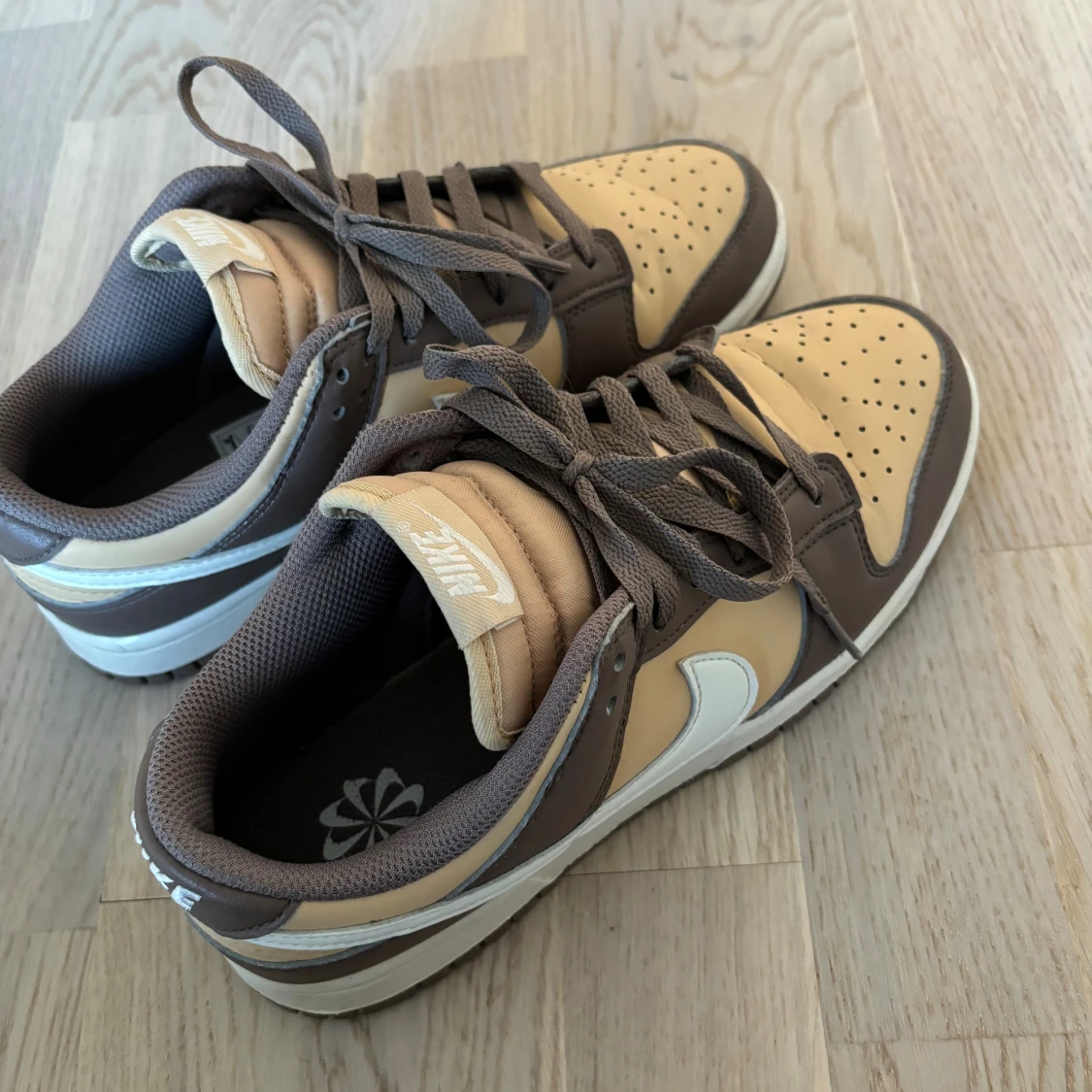 Nike Dunk Low i beige och brunt - 1